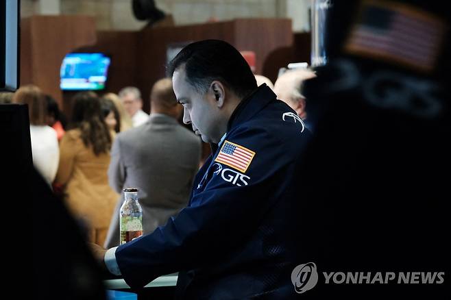 NYSE 입회장에 근무하는 트레이더의 모습 [연합뉴스 자료사진]