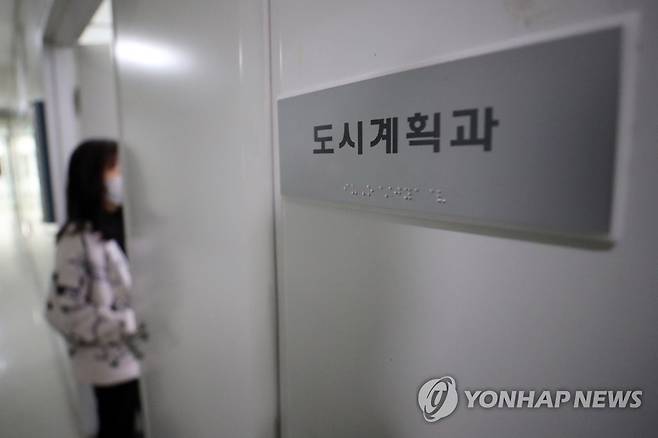 '백현동 의혹' 성남시청 압수수색하는 검찰 위례 신도시·대장동 개발 비리 의혹을 수사하는 검찰이 '백현동 개발 특혜 의혹과 관련해 2월 7일 오전 경기 성남시청과 성남도시개발공사, 부동산 개발회사인 아시아디벨로퍼 등 40여 곳을 압수수색 했다. 사진은 압수수색이 진행 중인 성남시청. [연합뉴스 자료사진]