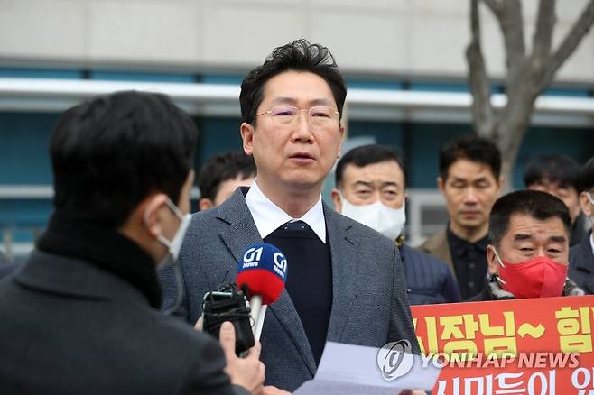 선거법 위반 원강수 원주시장 1심 벌금 90만원 '직위 유지' (원주=연합뉴스) 박영서 기자 = 원강수 원주시장이 16일 오후 춘천지법 원주지원에서 열린 공직선거법 위반 혐의 사건 1심 선고 공판에서 벌금 90만원을 선고받은 뒤 입장을 밝히고 있다.
    원 시장은 6·1 지방선거 당시 재산신고서 작성 과정에서 부동산과 예금 및 보험 등의 자산 4억8천여만원을 축소, 선거공보와 중앙선관위 홈페이지를 통해 유권자에 허위사실을 공표한 혐의로 지난해 11월 기소됐다. 2023.2.16 conanys@yna.co.kr