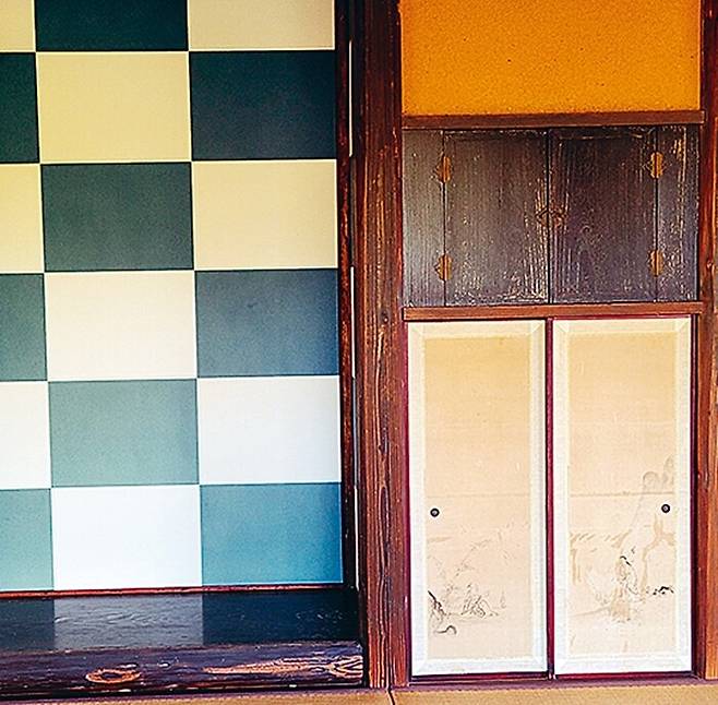 쇼킨테이 다실 내부의 청백색 바둑무늬 장벽은 ‘가쓰라다나’ 선반, 소토코시카케 초막의 돌판길과 더불어 가쓰라리큐 별장의 ‘모던 디자인’을 대표한다.