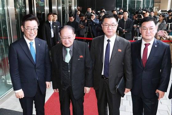 2018년 11월 이재명 당시 경기도지사(왼쪽)가 경기도 성남 제2판교테크노밸리를 방문한 이종혁 조선아시아태평양위원회(아태위) 부위원장(왼쪽 둘째) 등 북한 대표단과 기념촬영하는 모습. 오른쪽은 안부수 아태평화교류협회장. 뉴스1