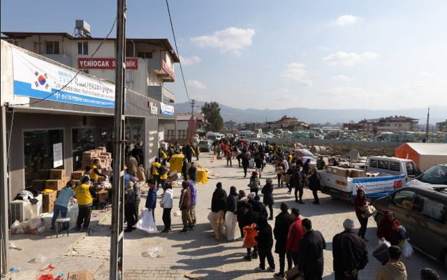 성경은 인간의 일상이나 지진 홍수 같은 자연재해 속에서도 하나님이 선을 이끌어내신다고 말한다. 사진은 지난 12일 튀르키예 안타키아 지역에서 지진 피해를 당한 이재민들이 한국기독교연합 봉사단원들이 나눠주는 구호품을 받으려고 길게 줄 서 있는 모습. 한국기독교연합 봉사단 제공