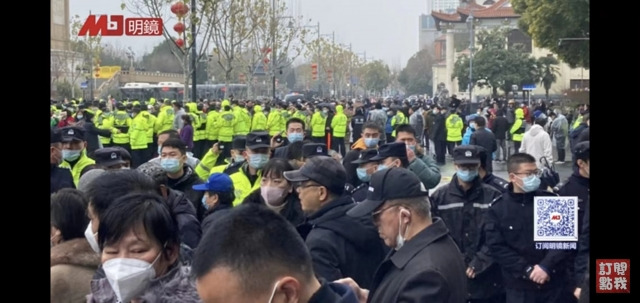 지난 8일 중국 후베이성 우한 정부청사 앞에 은퇴자들이 모여 의료보조금 삭감에 항의하는 시위를 벌이고 있다. 유튜브 화면 캡처