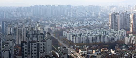 17일 부동산 종합 정보 업체 부동산R114 분석 결과 2월 셋째주 서울 아파트값은 전주 대비 0.06% 떨어졌다. 이달 초 1기 신도시 특별법 발표로 재건축 사업에 대한 기대가 커지면서 재건축 아파트 가격이 5개월 만에 보합(0.00%) 전환되기도 했다./사진=뉴시스