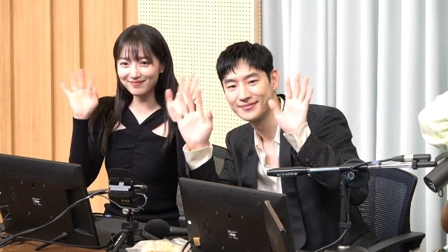 Actors Pyo Ye-jin and Lee Je-hoon showed off their lips.On February 17, SBS Power FM Doosan Escape TV Cultwo Show (hereinafter TV Cultwo Show) featured Kyeong-shil Lee as a special DJ, Lee Je-hoon and Pyo Ye-jin as the main characters of Drama The Good Detective .Lee Je-hoon said that it would be much more fun to watch Season 1 of The Good Detective and to watch Season 2 of this season.Kim Tae-kyun said, Last time I told you that if you exceeded 20% of TV viewer ratings, you would come out as a special DJ, but then you could not come up to 16.5%.I will be a special DJ if it exceeds 20%. He said, I have to come out tomorrow after today. He replied coolly, I will come out the next day at the same time.Since then, Lee Je-hoon has been nervous to Kyeong-shil Lee with the voice of the Korean-Chinese Wang Taoji Buka, who became a hot topic at the time of Season 1, When did Mrs.Did I have a nose job in 1999? It took six months to settle down, but it was too long. I can say that my beauty has continued since then, said Kyeong-shil Lee, prompting laughter.On the other hand, Pyo Ye-jin received a text message from Stewardess, who was on the same team at the airline, saying, He always took care of me when I was flying. He was a good and kind senior. Pyo Ye-jin said, How can I remember?I didnt do it long, I only worked for a year and a half. I quit because I wanted to postpone it then, he recalled.When asked about the interview, Pyo Ye-jin said, I was at the interview at once. In fact, I was not afraid at the time. When I go to the final interview, I wear a uniform and interview.I wanted to try on a uniform, so I went to the final interview and said, Ive tried on a uniform, so I do not have to stick to it. I had a very pleasant interview and it worked out well. I think it was good to have a lot of time at a young age.Pyo Ye-jin said, I auditioned a lot at first, but I know that I need too many conditions to play a role, so I go to show me.Next came a text from Stewardess, who said, Ye-jin, I was a senior on the same team during my short flight. I was shy and had a baby. I always boasted to my neighbors about how to play so straight.Pyo Ye-jin said, I was young and young because I was in my early 20s. So I wanted to do that.Lee Je-hoon also said that he always smelled good when he was in school, and that he was good at teaching math problems that his friends did not know. He also said that since his debut as an actor, he had a good personality and took pictures with his fans.In addition to this, Lee Je-hoon showed off his sweet and delightful charm by saying I will hug you next time to a listeners story that he has not washed his hands since shaking hands once.Lee Je-hoon also had a fight with Park Jung-min in the movie Keeper in 2011, and Park Jung-min also revealed the story of Lee Je-hoons action.Lee Je-hoon said, There was only about hit and hit in the script, and we had a light rehearsal of how to hit it, and it was really powerful, and the really good thing was that it was over in one take.Park Jung-min, an actor who was slapped with five or seven slaps in a very cold winter, said, I was so sorry and I was so sorry that I was crying. It was the first time I felt like I was hitting someone hard.