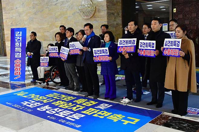 더불어민주당내 '김건희 특검 이상민 파면 추진 행동하는 의원 모임' 소속 의원들이 2일 서울 여의도 국회 본청 로텐더홀에서 김건희 여사 특검과 이상민 장관 파면을 촉구하며 밤샘 농성토론을 진행한 뒤 무기한 농성 돌입을 밝히고 있다. 윤창원 기자