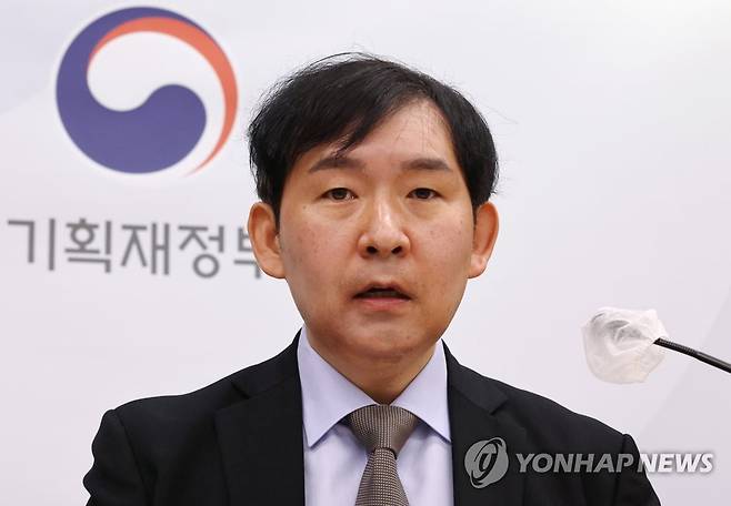 최근 경제동향 설명하는 이승한 경제분석과장 (세종=연합뉴스) 김주형 기자 = 이승한 기획재정부 경제분석과장이 17일 오전 세종시 정부세종청사에서 2023년 2월 최근 경제동향을 브리핑하고 있다. 2023.2.17 kjhpress@yna.co.kr