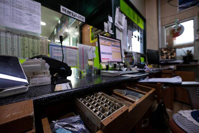 특별한 일이 없는 한 김씨는 첫 차 출발 전인 오전 7시부터 막차 시간인 오후 9시까지 혼자 근무한다. 매표소 안에 현금을 내는 고객에게 거슬러줄 동전이 정리돼 있다.