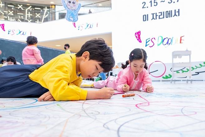 스타필드 고양 센트럴 아트리움에서 진행 중인 ‘예스 두들’ 행사에 참여한 어린이들이 바닥에 낙서를 하고 있다/사진제공=스타필드