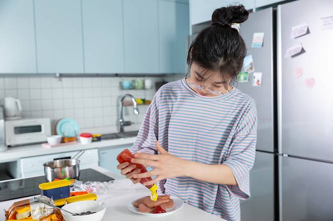 스팸을 반찬으로 저녁 준비를 하는 모습. [게티이미지뱅크]