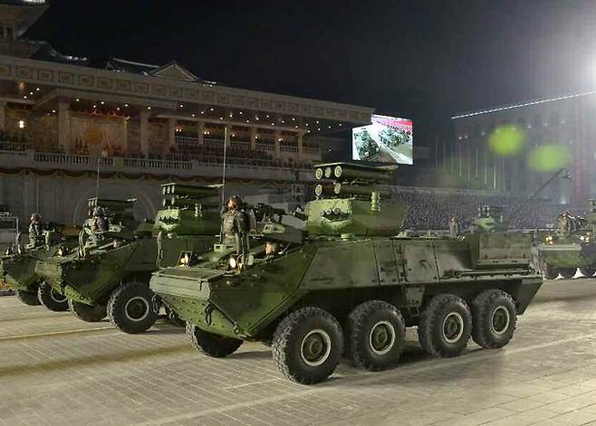 북한이 새로 만든 미사일 탑재 8륜장갑차들이 2021년 1월 평양 김일성 광장에서 열린 노동당 제8차 대회 기념 열병식에 참가해 행진하고 있다. 노동신문·뉴스1