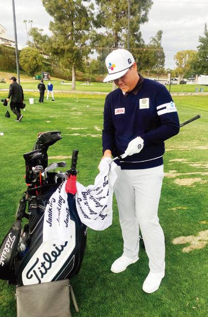 2월 17일 개막한 미국프로골프협회(PGA)투어 제네시스 인비테이셔널을 앞두고 임성재가 훈련 도중 클럽을 닦고 있다. [심원석 JR 사우스베이 골프 대표 제공]