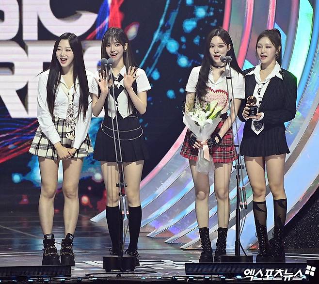 The Young-Woong Three-Time King... (Girls) Children, record production awards (Circle Chart Music Awards)BTS, Black Pink and Lim Young-woong are each five-princess despite their absence from the Circle Chart Music AwardsThe Three-Time KingThe albums production award for the year was won by (Girls) Children.The Circle Chart Music Awards 2022 was held at KSPO DOME (formerly Gymnastics Stadium) in Olympic Park, Songpa-gu, Seoul, in the afternoon of the 18th.The winner of the Circle Chart Music Awards 2022 is BTS, which won the Digital Soundtrack of the Year award in June, the Fijical Album of the Year award in the third quarter, the Retail Album of the Year award, the Social Hot Star of the Year award, and the Idol Plus Global Artist award.Black Pink won four awards in August and September for the Digital Soundtrack of the Year, the Womens Group of the Year, and the Music Global The Choice Award.The Three-Time KingLim Young-woong won the Male Solo Artist of the Year Award, the Mubit Global The Choice Award, and the Long Run Music of the Year Award.The girls, who won this years album production award, shared their joy on stage with their agency Cube Entertainment staff. Mi-yeon said, Many people suffer until one album is made.NCT won the first quarter of the Fijical Album of the Year award. Doyoung, who attended alone, said, Thank you very much for this award. I would like to thank you once again on behalf of NCT members who were unable to attend due to their schedule.I think NCT is able to receive this award thanks to its members and fans. In the second quarter, Seventeen took the stage. I am honored to be able to work side by side with the nominee artists. It takes a few months and a few years for the album to be made.It is an album that many company employees, staff members, and members worked hard to prepare. We thank the carats who make us work so hard. BTS in the third quarter and Stray Kids in the fourth.IVEs Eleven won the Digital Soundtrack of the Year award in December 2022, and IVE said, It is more meaningful to receive the award for my debut song Eleven, and I will listen to IVEs music in 2023.IVE, which received the soundtrack category by April 2023, expressed its gratitude to fans, saying, I think I was really undeservedly loved while working on Love Dive. 2022 was a year like a gift.Kep1er received the Digital Soundtrack Award in January 2023, saying, I never imagined it. Im so honored to receive a good award in 2023. I look forward to seeing you with many activities in the future.Taeyeon, who won the digital soundtrack category in February, said, Many people have been able to receive awards for their love. I would like to thank the most important, precious and beloved fans.I promise to make good music in the future. Mi-yeon said, I feel like my head is white when I stand here alone. This award seems to mean that many people sympathized and loved the childrens music.I will continue to try to show that meaning, he said on behalf of the members.Im so grateful to those who loved my first debut song, Peerless. Above all, I love Peerna, who loved Le Seraphim, said Le Seraphim, who won the Artist of the Year award for her debut song in May.Aespa won the Digital Soundtrack of the Year award in July and said, I am grateful to many people who support Aespa, and promised fans that I will return to a wonderful album no matter what we do in the future.Meanwhile, Circle Chart Music Awards 2022 was attended by Aespa, Bio, Enhyphen, Kep1er, Enmix, Stay, Tempest, Choi Ye-na, Boseok Soon) and The Day After TomorrowEsporte Clube BahiaTwogether.This years singers songstrack category IVE Eleven (December), Kep1er Wadada (January), Taeyeon INVU (February), (Girls Boys Tomboy (March), IVE Love Dive (April), Le Seraphim Peerless (May), BTS Time to Come (June), Aespa Girls (July), Play Become (August), BLACKPINK Shut Down (September), Le Seraphim Anti-Fresil (October), You Know, Kepcher (November)NCT Universe (1st quarter), Seventeen Face the Sun (2nd quarter), BTS Prrof (3rd quarter), StLay Kids Maxidant (4th quarter)Man of the Year: Lim Young-woongFemale solo artist of the year = NayeonMens Group of the Year - SeventeenWomens Group of the Year - Black PinkDigital Soundtrack of the Year - New GenerationsFijian Album of the Year - IVEThis years New Icon Award = Choi Ye-naBest Kit Album = NCTRetail Album of the Year - BTS ProofSocial Hot Star of the Year - BTSThe Mens Choice by Lim Young-woongWomens Choice - Black PinkWorld Rookie of the Year - StayIdol Plus News Award = TempestIdol Plus Global Artist Award = BTSThis years performance is best.  ⁇ ⁇  This years chorus =  ⁇This Years Hip Hop Category: BIODiscovery of the Year, Metal Sector = YoonhaHot Performance of the Year = Enh.Lim Young-woong, Love Always Runs AwayThis years Structural Director - Park Min-hee ⁇  This years Performance Director = Kim Eun-joo, Kim Young-hooThe Day After TomorrowEsporte Clube BahiaTwogetherComposer of the Year - RyanThis years Writers ChoiceRecord of the Year = Girls.