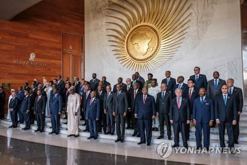 아프리카연합 정상회의 개막 (아디스아바바 AFP=연합뉴스) 아프리카연합(AU) 회원국 정상들이 18일(현지시간) 에티오피아 수도 아디스아바에서 열린 제36차 정상회의에서 기념 촬영을 하고 있다. 2023.02.18 photo@yna.co.kr