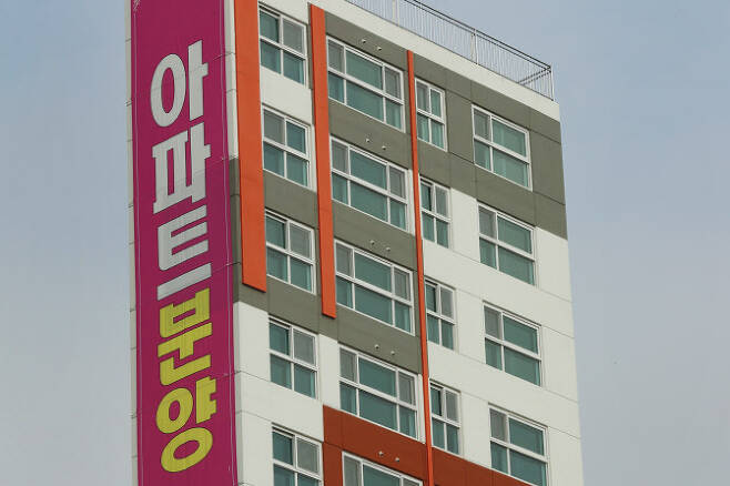 서울 시내 한 아파트에 분양 현수막이 내걸려있다. (사진=연합뉴스)