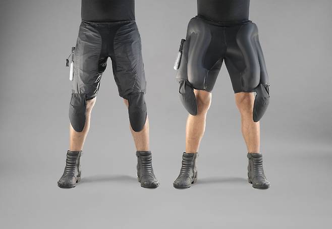 에어백 청바지의 안쪽에는 이산화탄소 용기가 들어있다. 운전자가 오토바이에서 떨어지면 마개가 열려 이산화탄소가 방출되고 허벅지와 엉덩이 부분이 부풀어 하반신을 보호한다,/Mo'cycle