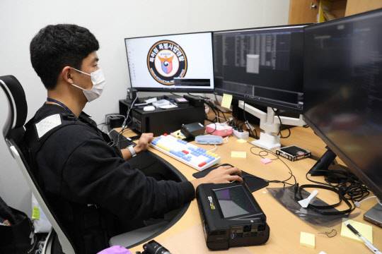 특허청 기술경찰이 기술범죄 수사를 위한 디지털포렌식 작업을 수행하고 있다.
특허청 제공