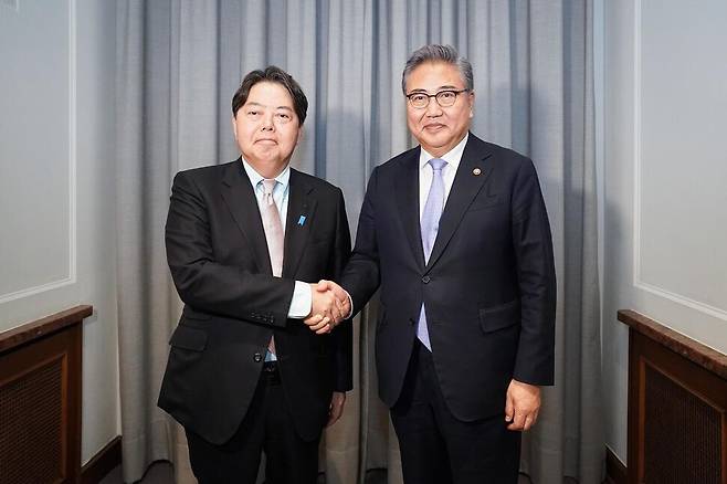 박진 외교부 장관(오른쪽)과 하야시 요시마사 일본 외무상이 18일(현지시간) 독일 뮌헨안보회의가 열리는 바이어리셔 호프 호텔에서 한일 외교 장관 회담을 하기에 앞서 인사하고 있다. 외교부 제공