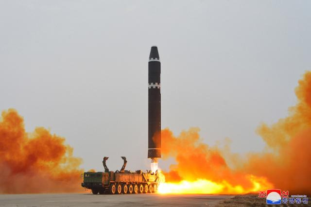 북한이 18일 오후 대륙간탄도미사일(ICBM) '화성-15형'을 고각발사했다고 밝혔다. 북한의 ICBM운용부대 중 제1붉은기영웅중대는 18일 오후 평양국제비행장에서 ICBM '화성-15'를 최대사거리체제로 고각발사했다고 조선중앙퉁신이 19일 보도했다. 연합뉴스