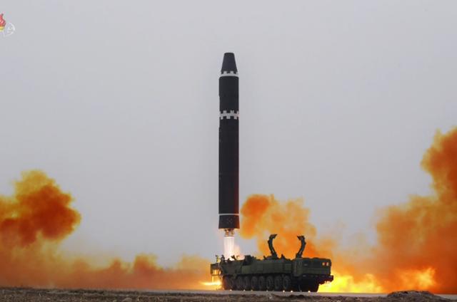 북한이 18일 오후 대륙간탄도미사일(ICBM) '화성-15형'을 고각발사했다고 밝혔다. 북한의 ICBM운용부대 중 제1붉은기영웅중대는 18일 오후 평양국제비행장에서 ICBM '화성-15'를 최대사거리체제로 고각발사했다고 조선중앙TV가 19일 보도했다. 조선중앙TV 연합뉴스