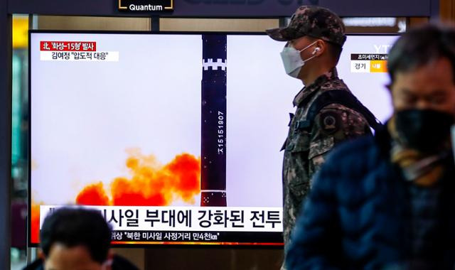 19일 오전 서울 중구 서울역에서 시민들이 북한의 대륙간탄도미사일(ICBM) 발사훈련 관련 뉴스를 바라보고 있다. 뉴시스