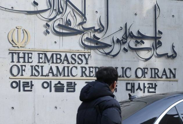 외교부가 지난 19일 주한 이란대사를 불러 '아랍에미리트(UAE)의 적은 이란'이라는 윤석열 대통령 발언에 대한 정부 입장을 거듭 설명했다. 임수석 외교부 대변인은 정례브리핑에서 조현동 외교부 1차관이 이날 사이드 바담치 샤베스타리 주한이란대사를 초치했다고 밝혔다. 사진은 이날 용산구 주한이란대사관 모습. 연합뉴스