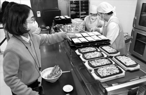 지난 17일 경기 과천 펄어비스 본사 구내식당에서 직원들이 배식을 받고 있다.  이솔 기자