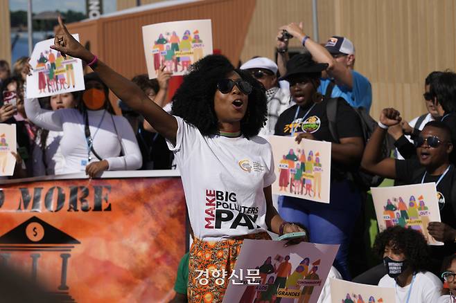 COP27 대회장 바깥에서 열린 시위에서 한 참가자가 ‘가장 크게 오염을 일으킨 자가 지불하라’라는 뜻이 담긴 옷을 입고 있다. | AP연합뉴스