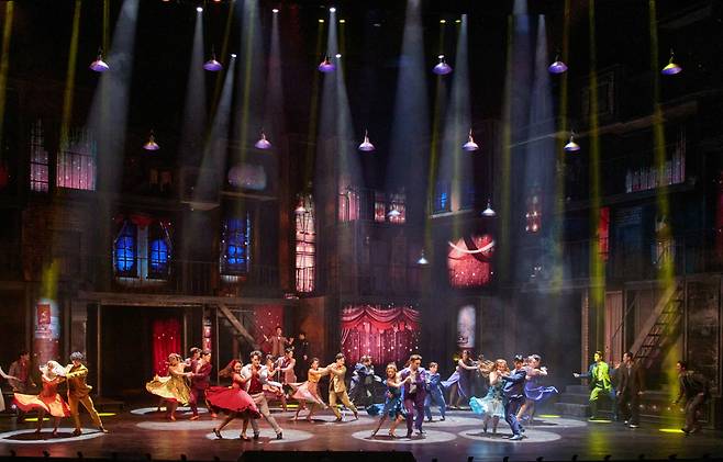 푸에르토리코에서 온 이민자 집단 샤크와 폴란드계 백인 집단인 제트가 댄스 파티에서 만나 춤을 추는 장면인 ‘댄스 앳 더 짐(Dance at the Gym)’ [쇼노트 제공]