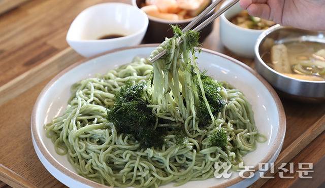 초록미소마을에서 파는, 우리쌀로 만든 쌀면과 들기름·감태를 비빈 국수.