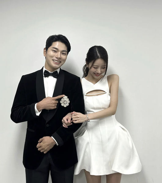 Singer Lee Mi-joo has released a full-fledged appearance with Lee Yi-kyung.On the 18th, Lee Mi-joo unveiled the back of the awards with Lee Yi-kyung.Lee Yi-kyung and Lee Mi-joo, who were awarded the Circle Chart Awards on this day, reminded me of a wedding concept by wearing a tuxedo and a white mini dress.The two of them often show couples chemistry in MBC What are you doing when you play?Many people are excited about the combination of Lee Yi-kyung, who is often sincere or not, and Lee Mi-joo, who has a cheerful but heartwarming point, and a lively, wacky but sincere personality and beautiful appearance.Netizens responded in various ways such as Thank you for the concept and immersion to Backstage and Take a picture of yourself.Meanwhile, Lee Mi-joo is currently appearing on MBC What are you doing when you play?The Lee Mi-joo Channel