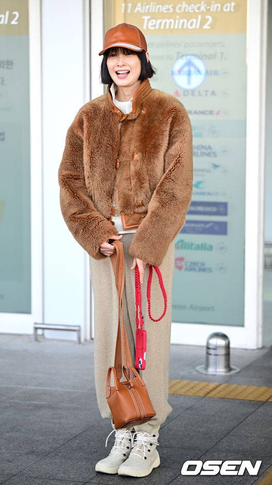 [OSEN=인천공항, 최규한 기자]이나영이 출국장으로 향하며 포즈를 취하고 있다. 2023.02.15 / dreamer@osen.co.kr