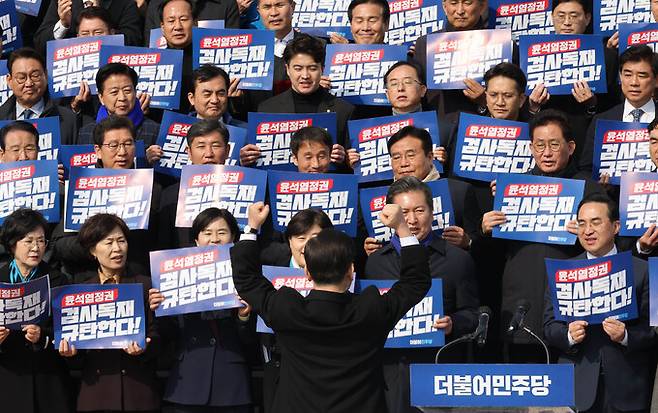 더불어민주당 이재명 대표가 17일 국회 본청 앞 계단에서 열린 '윤석열 정권 검사독재 규탄대회'에서 손을 들어 인사하고 있다. 연합뉴스