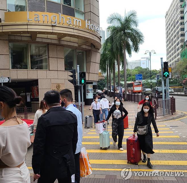 홍콩에 3년만에 나타난 여행객들 (홍콩=연합뉴스) 윤고은 특파원 = 18일 홍콩 침사추이 여행객들의 모습. 2023.2.18.