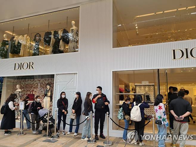 홍콩 침사추이 명품매장 앞 대기줄 (홍콩=연합뉴스) 윤고은 특파원 = 18일 홍콩 침사추이 명품거리 일부 매장 앞에 대기줄이 늘어선 모습. 2023.2.18.