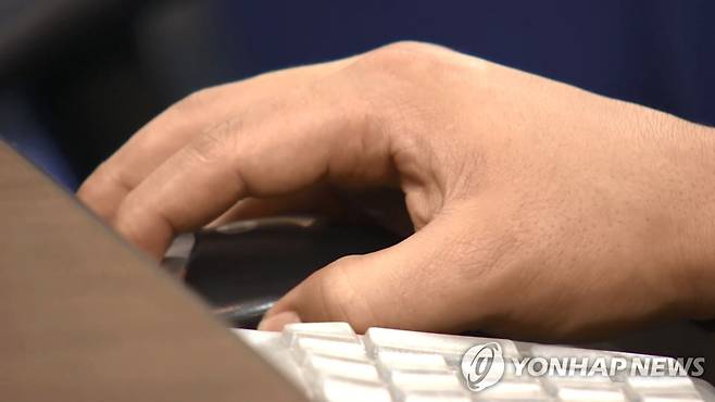 마우스 조작하는 손 연합뉴스TV 화면 촬영. 작성 이충원(미디어랩)