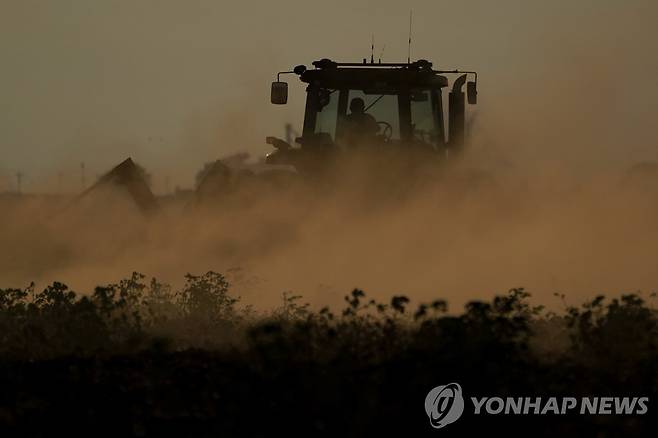 경작에 실패한 밭을 가는 텍사스 면화 농민 [AP 연합뉴스 자료사진. 재판매 및 DB 금지]