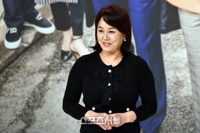 코미디언 이경실이 지난 2018년2월 서울 영등포구에서 열린 KBS1 ‘TV소설-파도야 파도야’ 제작발표회에서 인사하고 있다. 강영조기자 kanjo@sportsseoul.com