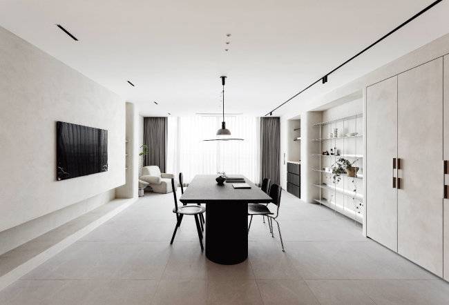 서재 분위기로 꾸민 거실. 오묘한 컬러감과 질감이 매력적인 스페셜 페인트로 칠해 벽면이 하나의 예술 작품 같다