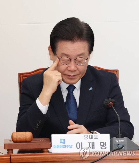 이재명 더불어민주당 대표가 20일 국회에서 열린 최고위원회의에서 생각하고 있다.<연합뉴스>