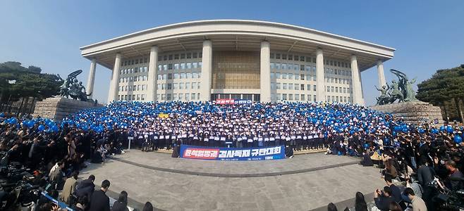 이재명 대표 등 민주당 지도부와 전국 지역위원장, 보좌진 등 민주당 관계자들이 17일 국회 본청 앞 계단에서 열린 ‘윤석열 정권 검사독재 규탄대회’에서 구호를 외치고 있다. 강창광 선임기자 chang@hani.co.kr