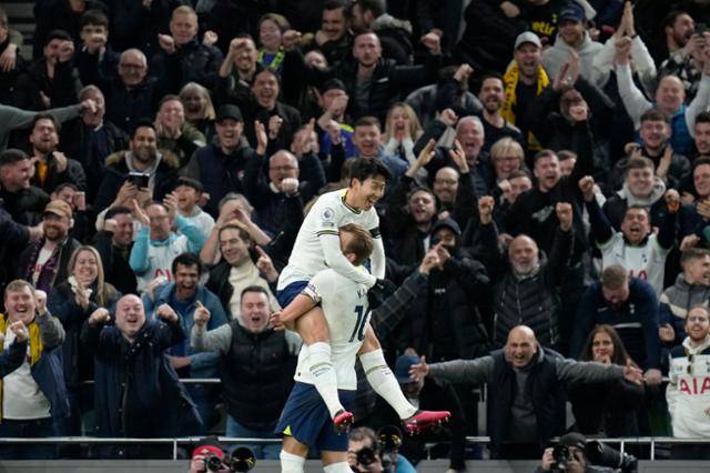 손흥민이 19일(현지시간) 영국 런던의 토트넘 홋스퍼 스타디움에서 열린 2022~23시즌 잉글랜드 프리미어리그(EPL) 웨스트햄과의 경기에서 후반 27분 팀의 두 번째 골(리그 5호)을 넣고 도움을 준 해리 케인과 포옹하고 있다. 런던=AP 뉴시스