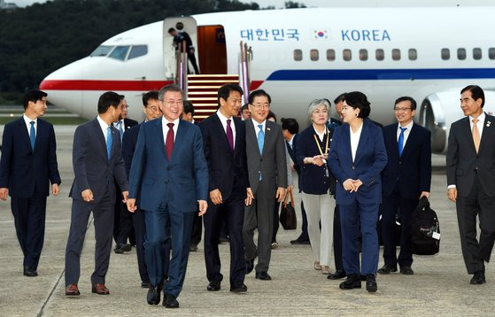 2018년 9월 20일 당시 문재인 대통령이 2박3일간 방북 일정을 마치고 성남 서울공항에 도착해 임종석 비서실장 등의 영접을 받고 있다. 오른쪽 끝은 주영훈 경호실장, 둘째는 김의겸 대변인.[평양사진공동취재단]