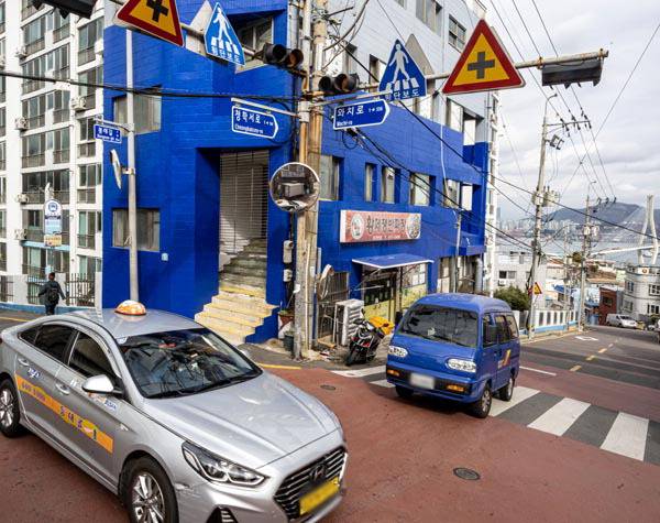 운전시야 가리는 급경사- 영도구에서 가장 가파른 경사길인 해돋이마을 일대 교차로를 자동차들이 지나는 모습. 이원준 기자