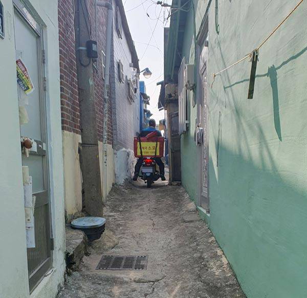 집배원이 오토바이를 타고 부산 영도구의 좁은 골목길을 지나고 있다. 조성우 수습기자