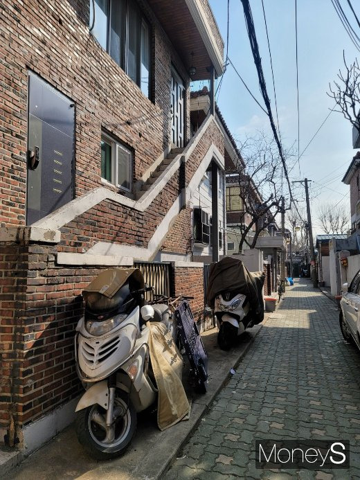 차 한대가 겨우 지나갈 수 있는 주택가 골목. 붉은 벽돌집과 오토바이들이 눈에 띈다. /사진=신유진 기자
