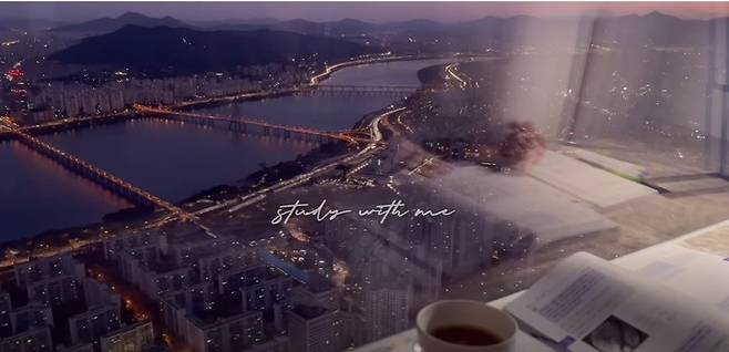 [서울=뉴시스]유튜브 채널 '유칼립투스'는 지난해 4월20일 '서울 SKY에서 공부하는 2시간 스터디윗미 2HR STUDY WITH ME with SEOUL SKY VIEW' 제목의 영상을 게재했다. (사진=유튜브 채널 유칼립투스 영상 캡처) 2023.02.17. photo@newsis.com  *재판매 및 DB 금지