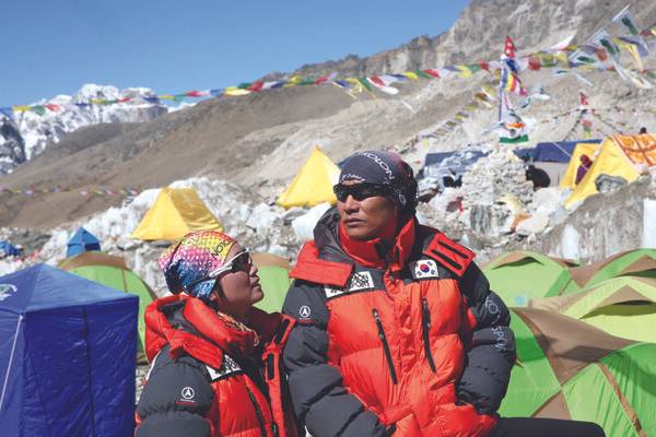 고 고미영 대장과 김재수 대장. 김재수 대장은 고미영 대장의 매니저로 14좌 등반을 함께 했으며 고미영 대장 사후에는 14좌 중 남은 봉우리를 마저 추모의 의미로 등반했다.