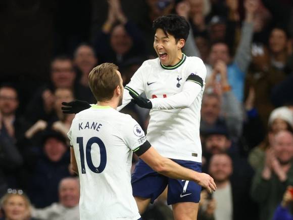 SOCCER-ENGLAND-TOT-WHU/REPORT - 토트넘은 20일(한국시간) 영국 런던의 토트넘 홋스퍼 스타디움에서 열린 2022~23시즌 EPL 24라운드 웨스트햄과 홈 경기에서 후반 27분 손흥민이 쐐기 골을 터뜨린 뒤 해리 케인과 기쁨을 나누고 있다. 연합뉴스