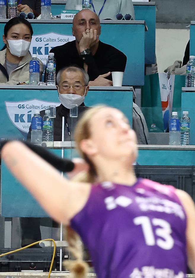 19일 오후 서울 장충체육관에서 열린 2022-2023 V-리그 GS칼텍스 대 흥국생명 경기. 아본단자 흥국생명 신임 감독이 엘레나의 공격을 지켜보고 있다. 2023.2.19 연합뉴스